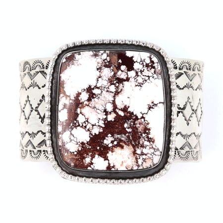 products/Chimney-Butte-Bracelet-White-Buffalo-Turquoise-B6-CWRE-35000.gif